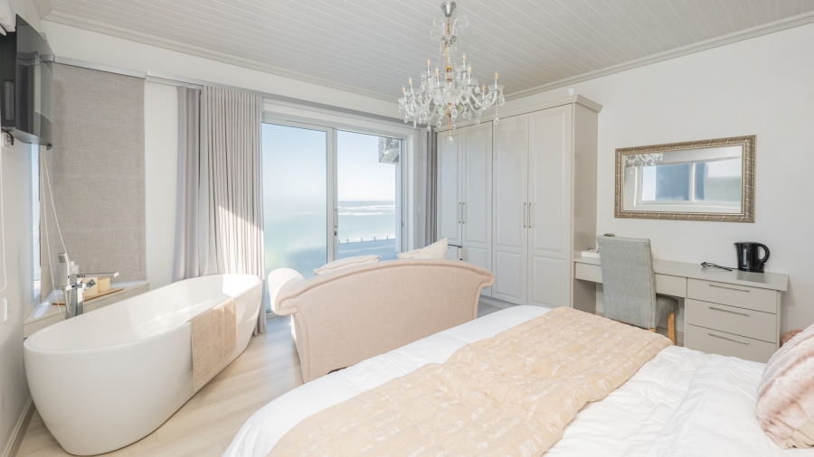 6 Bedroom Property for Sale in Struisbaai Western Cape